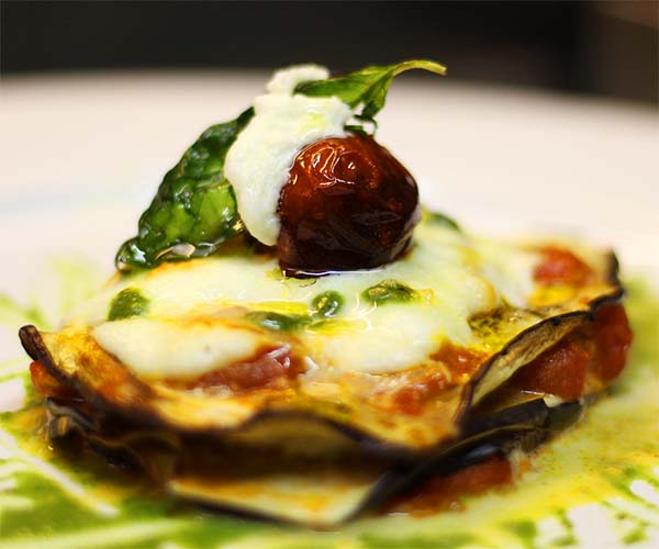 Una preparazione di melanzane dalla cucina del ristorante