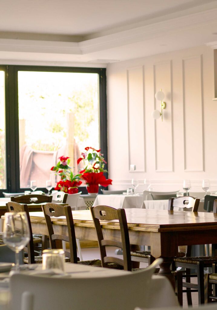 La sala luminosa del ristorante, con tavoli apparecchiati